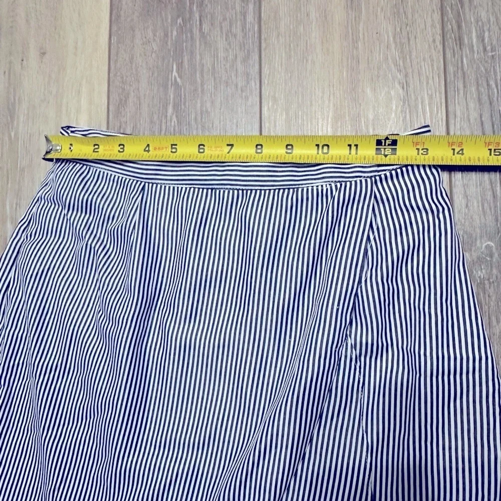 🛍️ Gianni Bini white blue striped wrap style skirt with zipper closure.